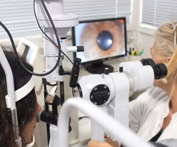 Analisi visiva optometrica allo strumento, in negozio